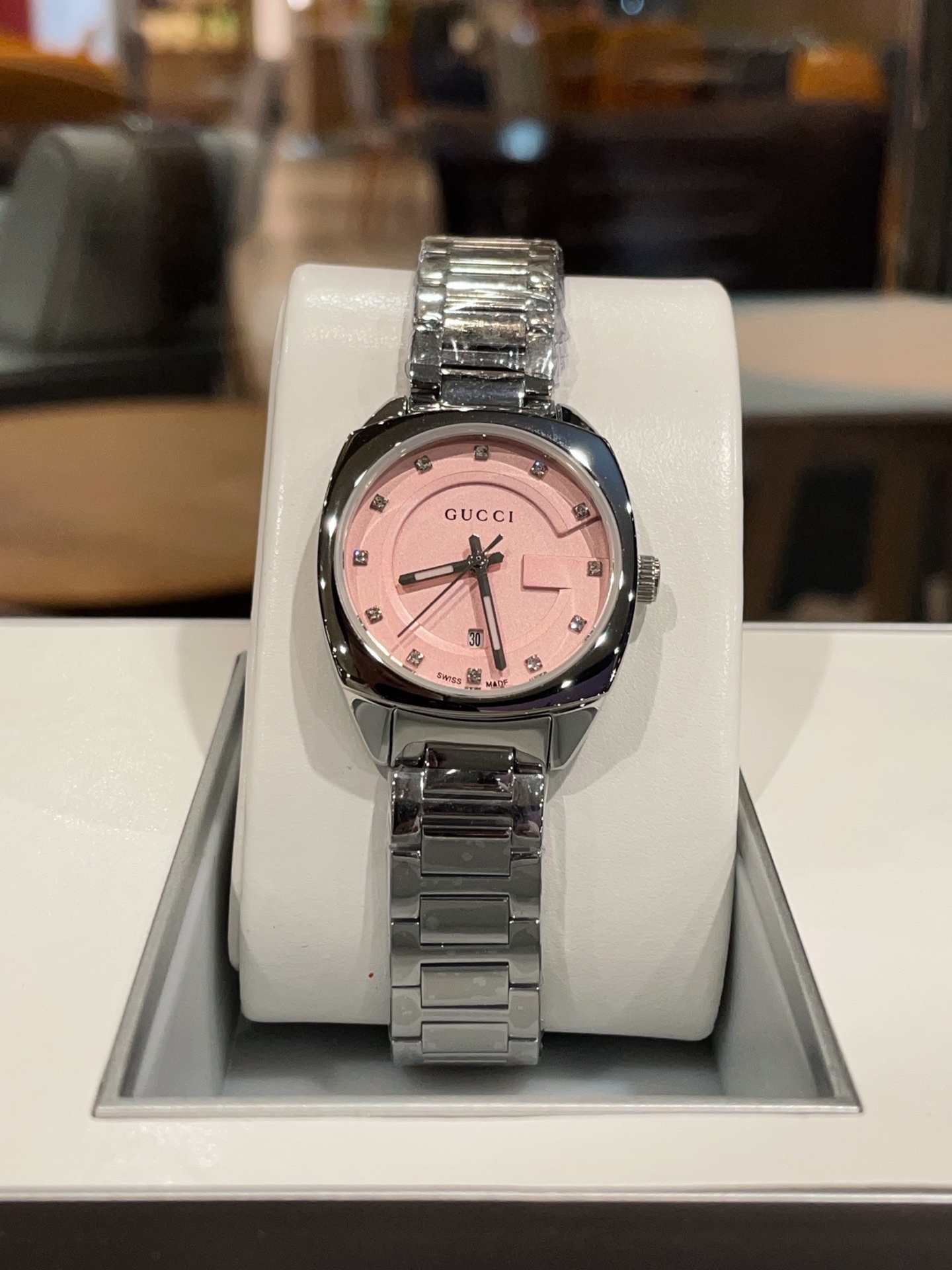 ?? 280
New GUCCI interlocking collection watches. The original camera shows the real thing. The exquisite and delicate rainbow colors paired with the dazzling diamond dial are simple yet not simplistic! Really NOT TOO BEAUTIFUL ??5 colors to choose size 2