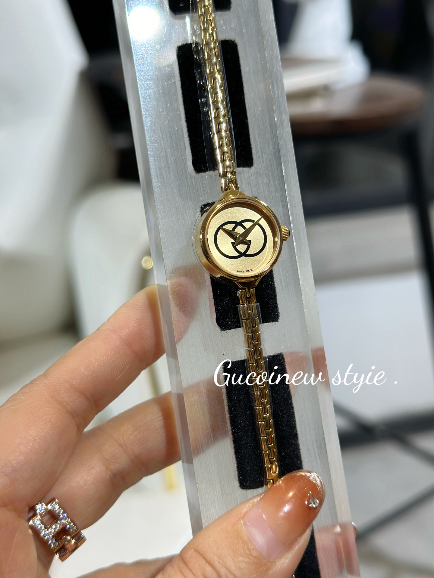 ??280 Gucci?? GUCCI bestseller is here, good to see put down ??
Dial 23mm, fine bracelet full of vintage flavor, finely polished small parts one by one, then joined together with small screws to create a fine bracelet, imported quartz movement! Wear it an
