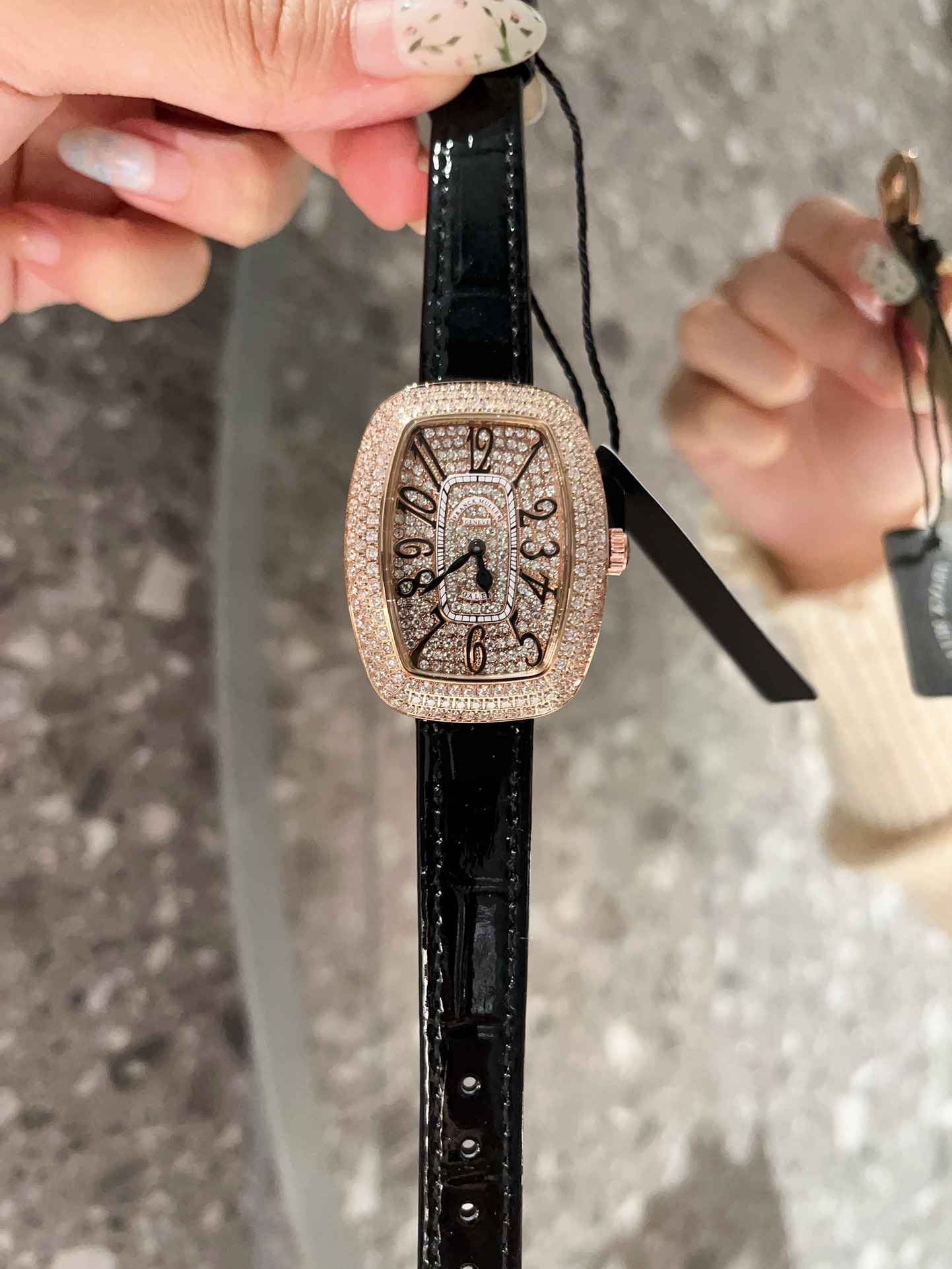 ??280 gold and white
Franck Muller, a star of diamonds, the favorite of many male and female stars. The latest wrist fashion women's watch features a small oval egg-shaped FM exclusive design style, with a 316 stainless steel hand-set diamond-encrusted ca