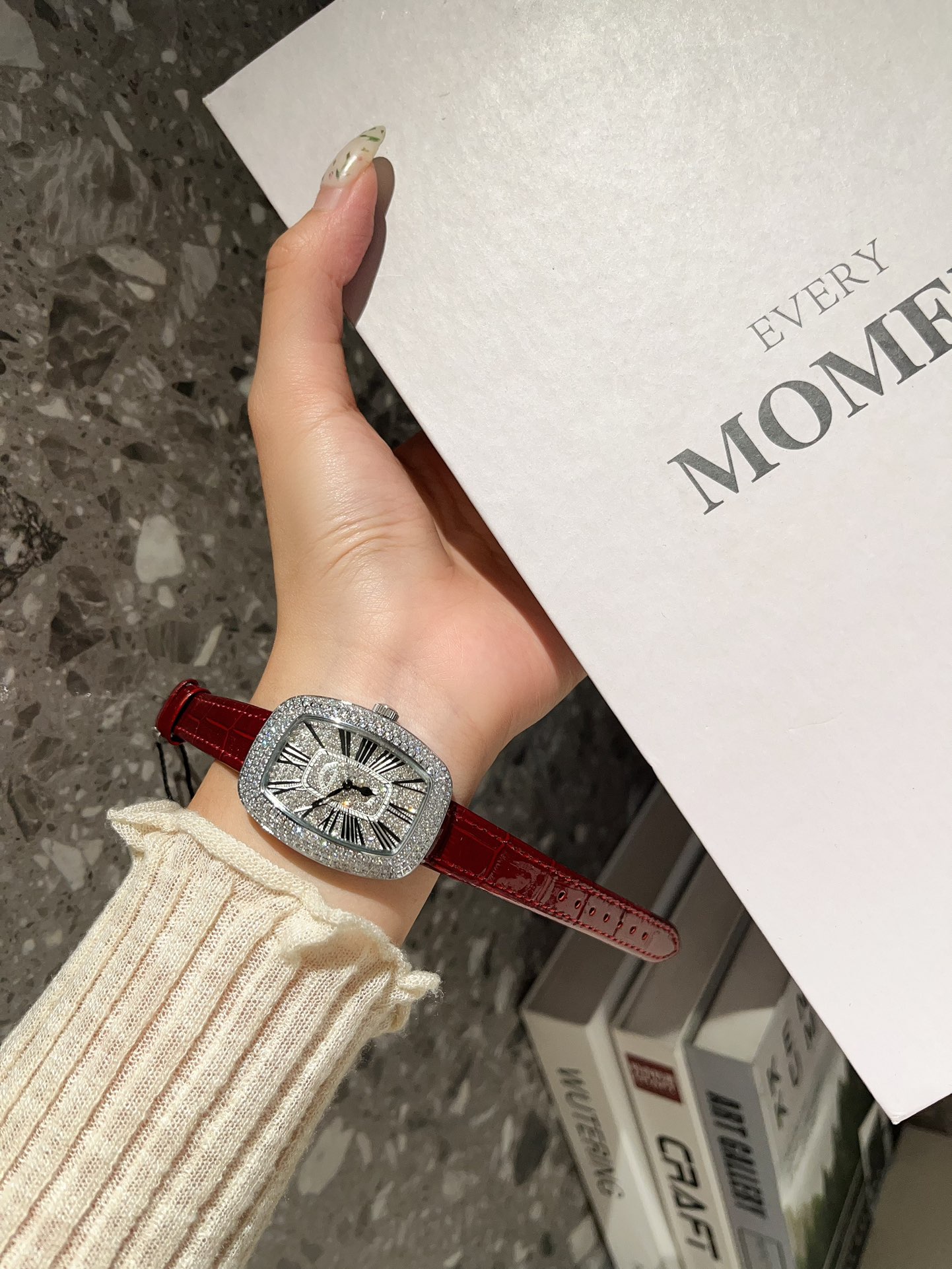 ??280 gold and white
Franck Muller, a star of diamonds, the favorite of many male and female stars. The latest wrist fashion women's watch features a small oval egg-shaped FM exclusive design style, with a 316 stainless steel hand-set diamond-encrusted ca