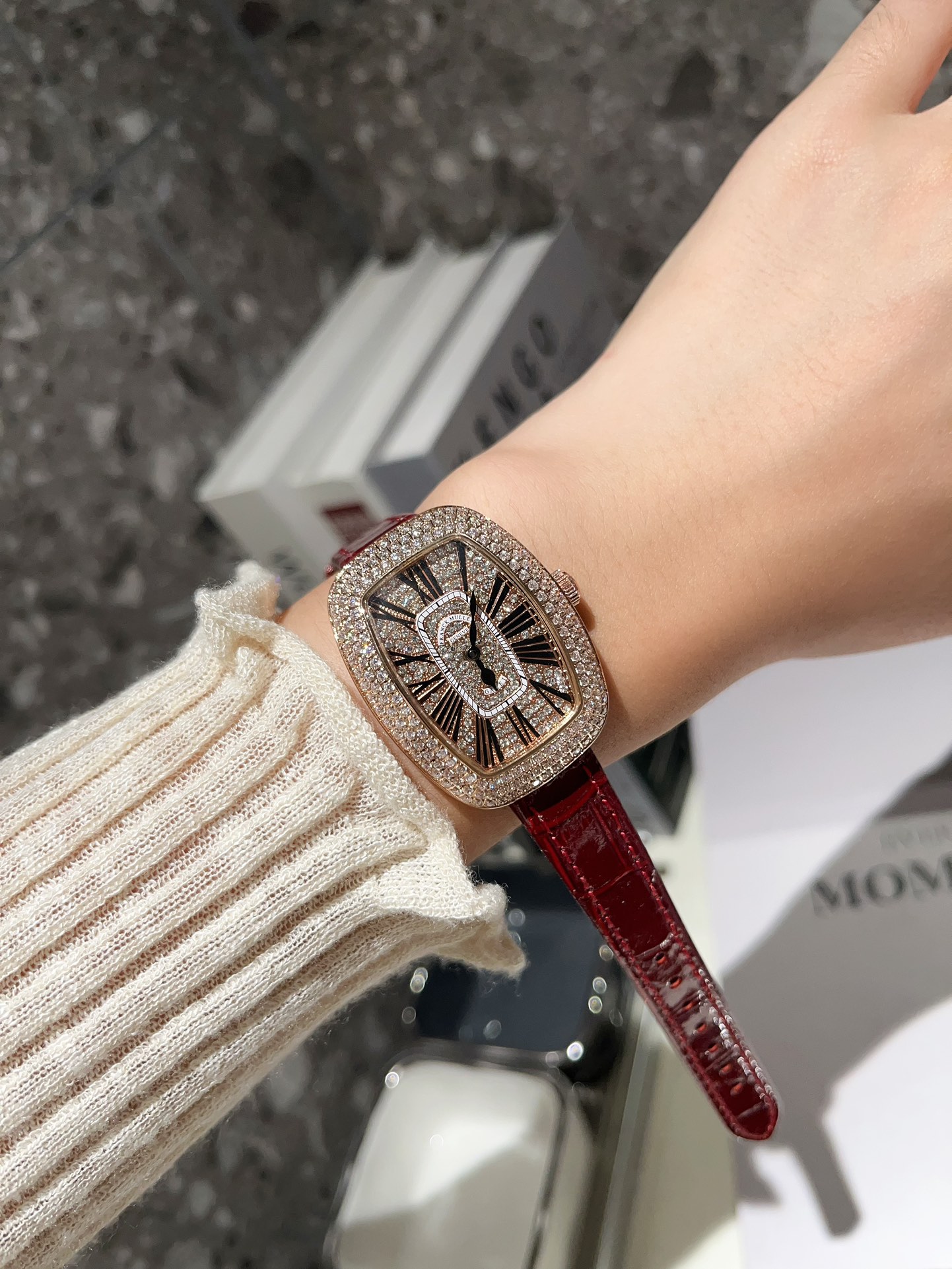??280 gold and white
Franck Muller, a star of diamonds, the favorite of many male and female stars. The latest wrist fashion women's watch features a small oval egg-shaped FM exclusive design style, with a 316 stainless steel hand-set diamond-encrusted ca