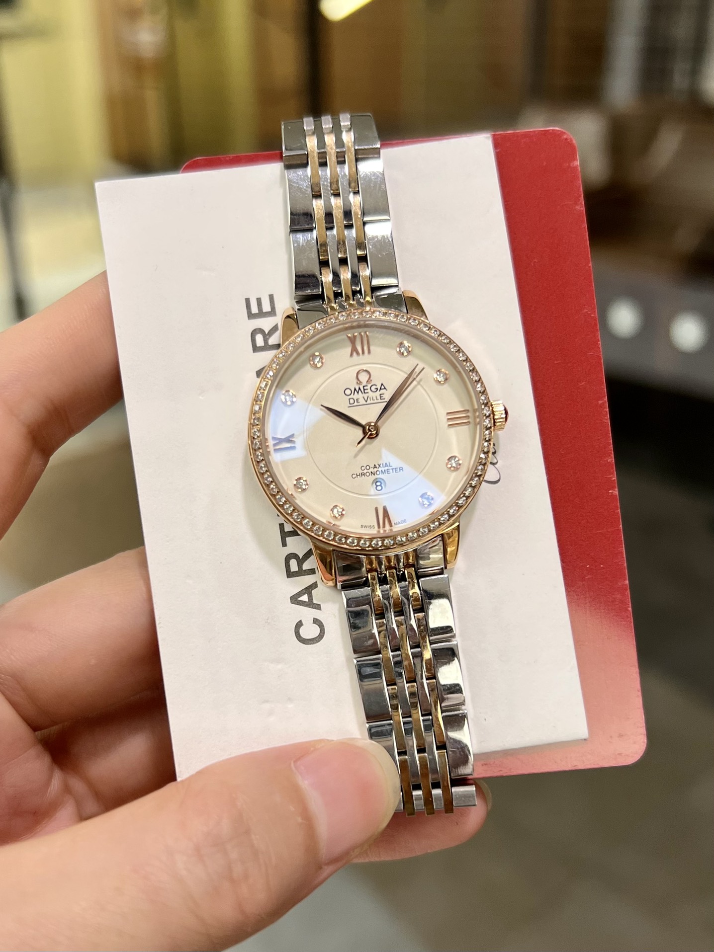White 220 gold 240 steel bracelet +20 diamond ring +20
OMEGA -OMEGA ?? ?? Ladies watch imported quartz movement 316L stainless steel case 34mm diameter 8mm thick ?? This watch is beloved by women, with all four seasons of clothing, exudes elegance [roses]