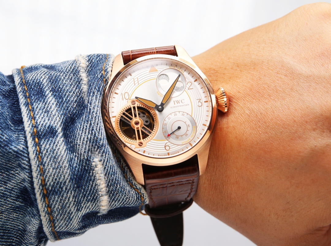 White 630. Kim ?20.
?????? Explosive new products, the latest masterpiece IWC Little Prince Pilot collection watch, constant power tourbillon!! Up to 60 hours of power reserve. Case: Designed according to the original 1:1 drawing, both the front and back 