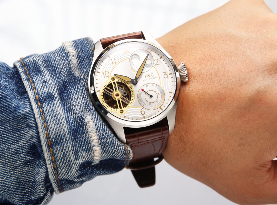 White 630. Kim ?20.
?????? Explosive new products, the latest masterpiece IWC Little Prince Pilot collection watch, constant power tourbillon!! Up to 60 hours of power reserve. Case: Designed according to the original 1:1 drawing, both the front and back 