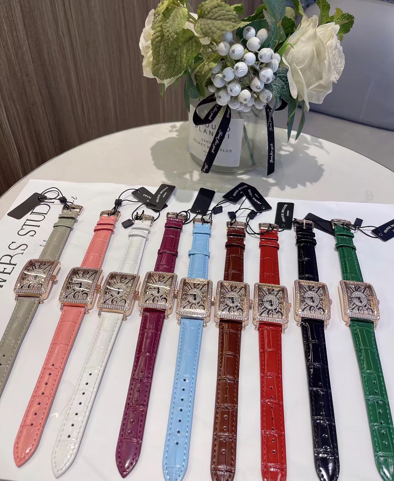 ?? 280
This Franck Muller Long Island collection watch, when I put it on my hand, I found that the whole watch fits the wrist very well, the case back is designed with a curved shape, perfectly fitting the female wrist, I love blingbling things, it can ma