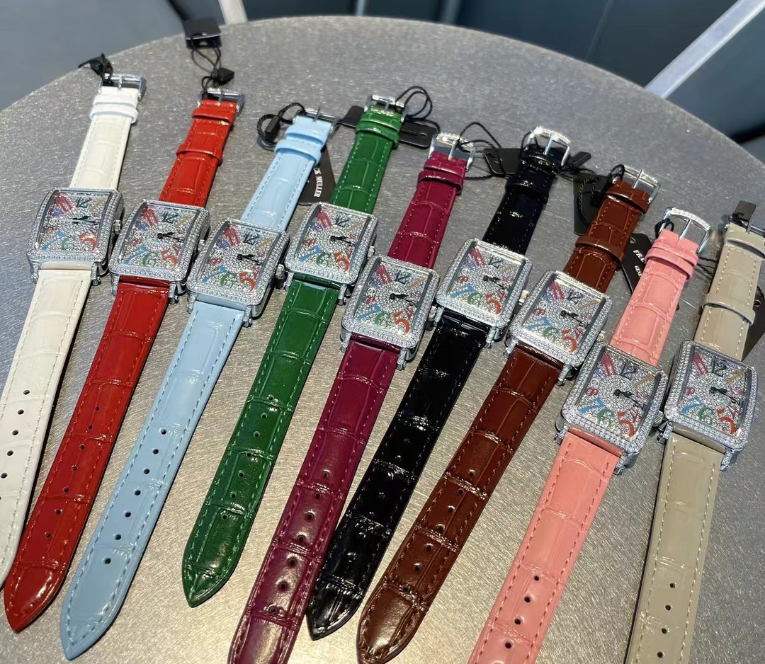 ?? 280
This Franck Muller Long Island collection watch, when I put it on my hand, I found that the whole watch fits the wrist very well, the case back is designed with a curved shape, perfectly fitting the female wrist, I love blingbling things, it can ma