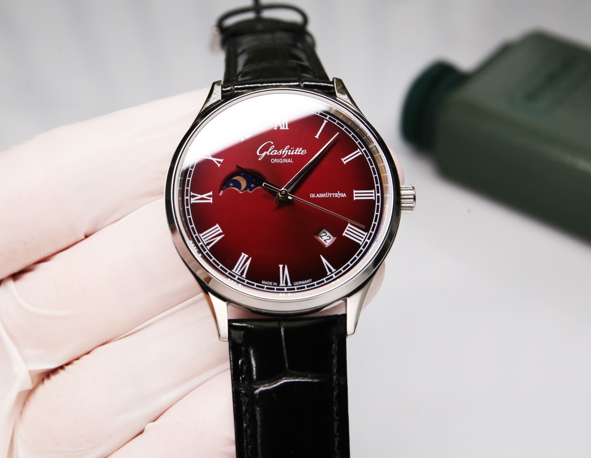 White 640. Gold ?20. (WATERPROOF 5 degrees, swim-safe ??!)
Glashutte, Sun Moon Stars series, with custom original imported 8217 movement (0 repair 0 after-sales), 24 hours/true moon phase display, 4/5-digit date display. Double sapphire crystal, Italian c