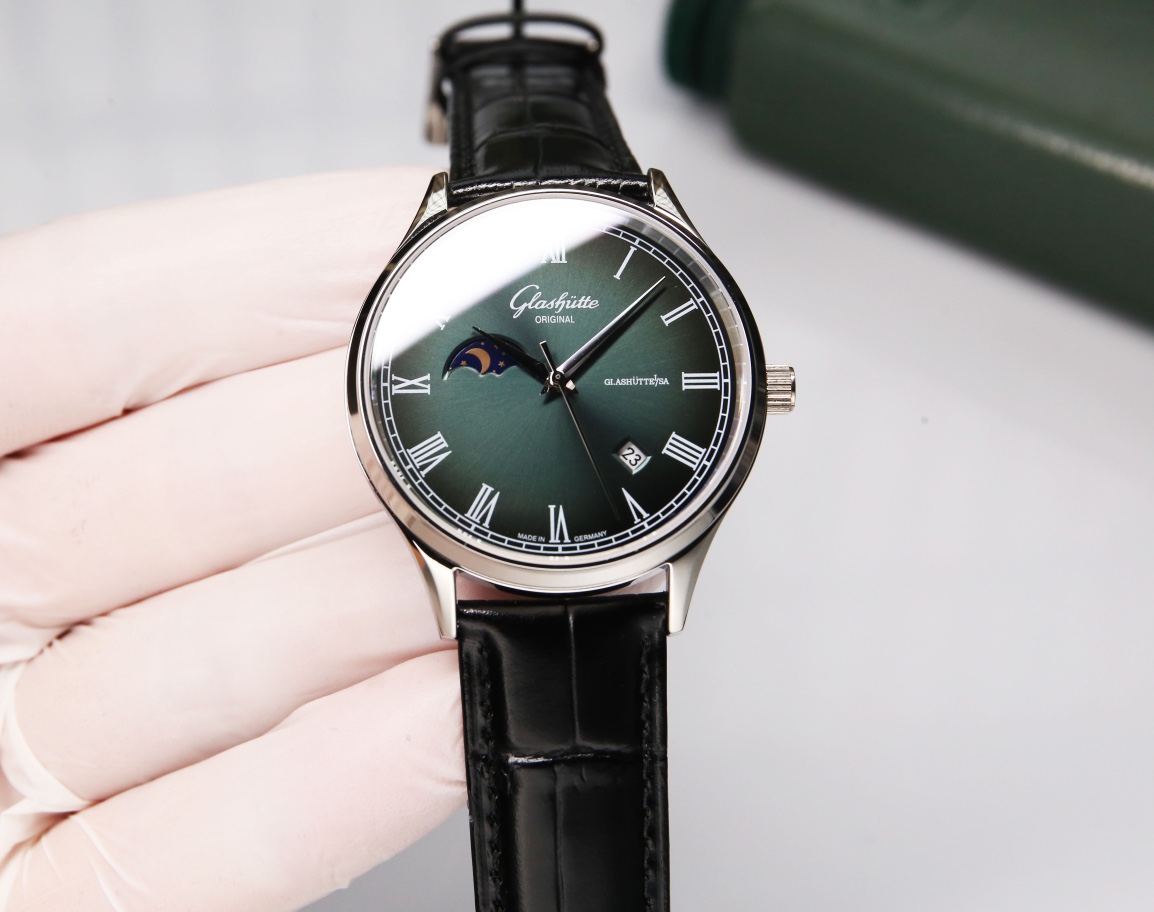 White 640. Gold ?20. (WATERPROOF 5 degrees, swim-safe ??!)
Glashutte, Sun Moon Stars series, with custom original imported 8217 movement (0 repair 0 after-sales), 24 hours/true moon phase display, 4/5-digit date display. Double sapphire crystal, Italian c