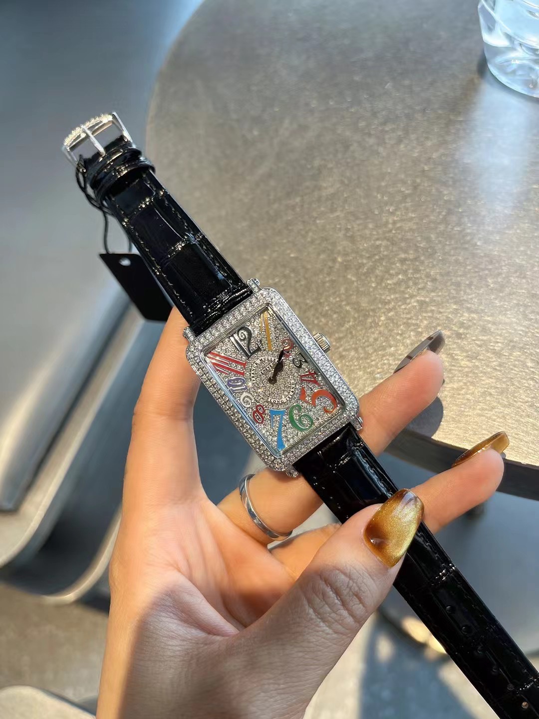 ?? 280
This Franck Muller Long Island collection watch, when I put it on my hand, I found that the whole watch fits the wrist very well, the case back is designed with a curved shape, perfectly fitting the female wrist, I love blingbling things, it can ma