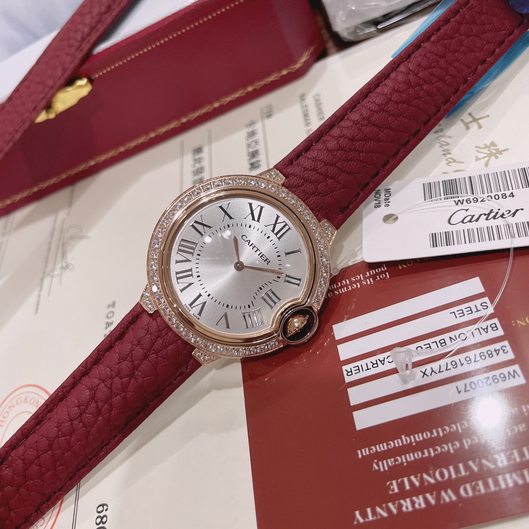 280.300???? Real shot of the most beautiful blue balloon! Cartier BallonBleudeCartier collection! Haze grey is so white that it's lost at first sight! Silver-plated sunray pattern matte finish. Versatile size 36mm Swiss quartz movement New Year red ?? Juj