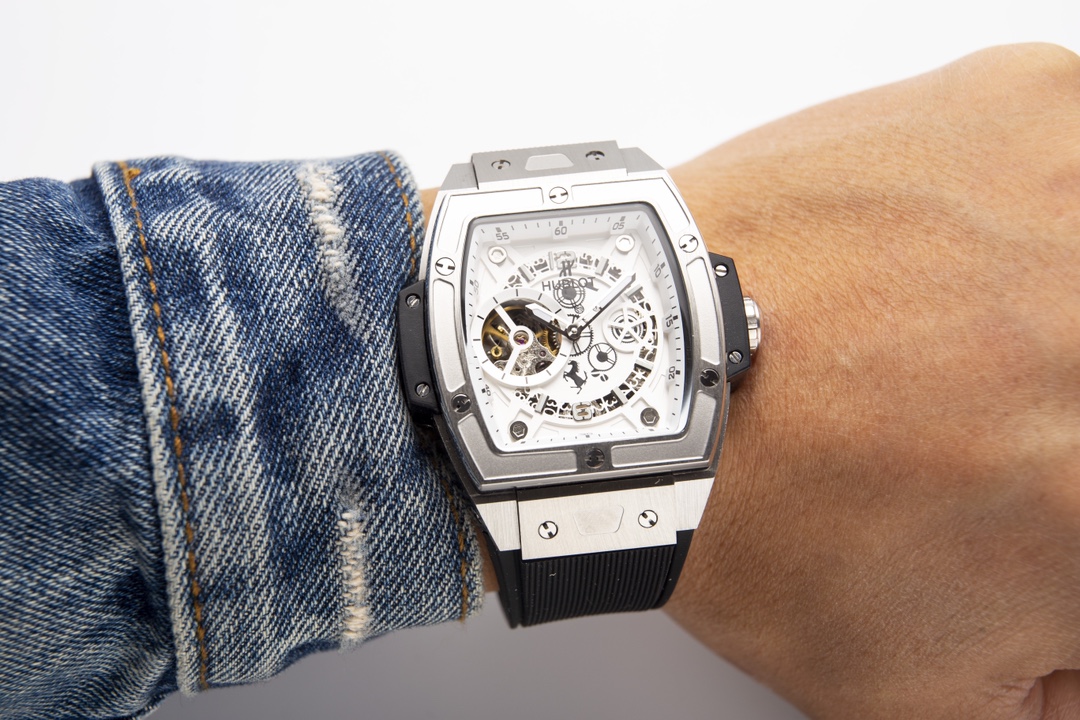 White 660. Gold ?20
The new HUBLOT BIG BANG Soul collection - watches are coming! The high-end custom fully automatic mechanical skeletonized movement, with the 9-digit position clearly visible tourbillon spinning non-stop, is full of dynamism.
Strap: Mad