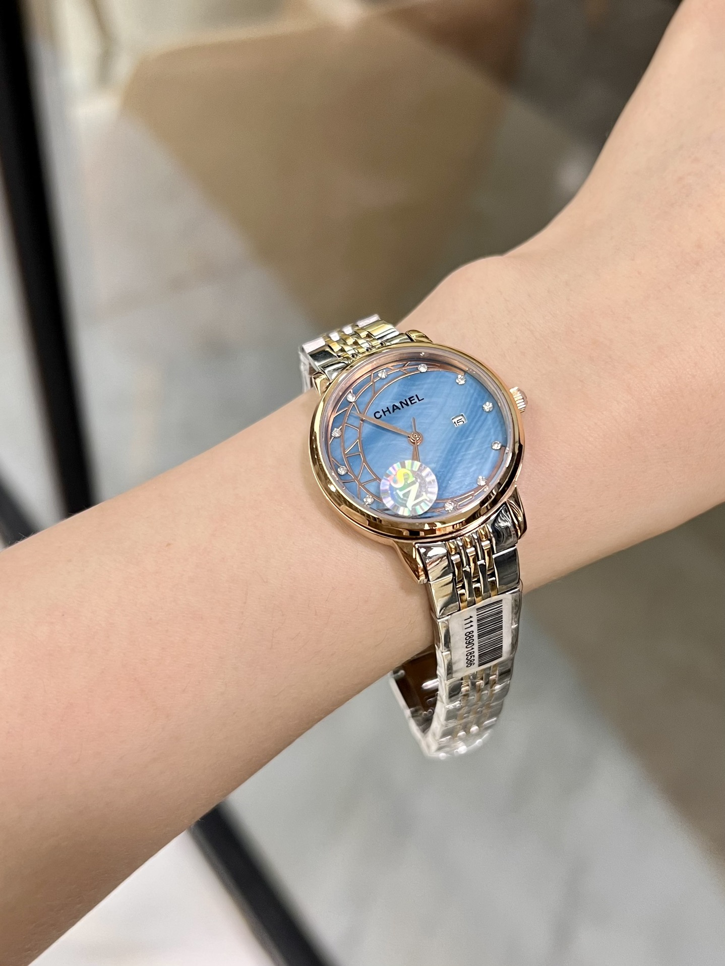 White 220 gold 240 steel strap +20 diamond bezel +20
Chanel ?? ?? ladies watch imported quartz movement 316L stainless steel case 34mm diameter 8mm thick ?? This watch is beloved by women, with all four seasons of clothing, La Mer, elegance [roses] on dif