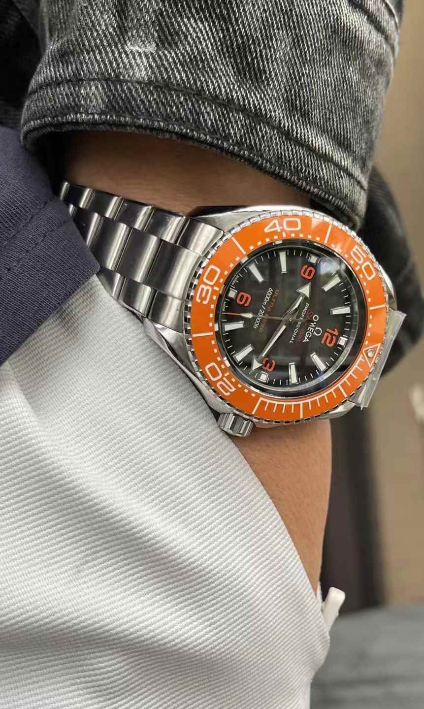 VR real shooting of the Seahorse - Rolex and Omega are like BMW and Mercedes-Benz in the automotive industry. In any niche market, there are products that are in direct competition. For instance, the well-known Submariner has a Seahorse as its competitor,