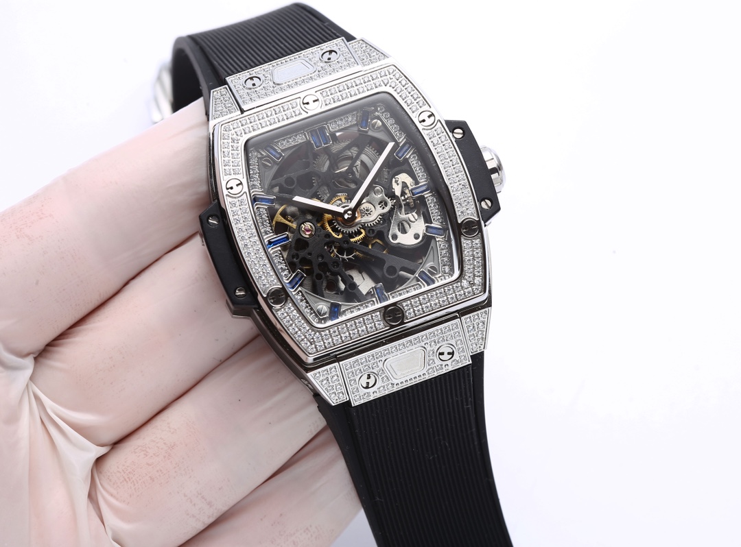 Baek 840. Kim ?20.
The new HUBLOT BIG BANG Soul collection - watches are coming! High-end custom automatic mechanical black skeletonized movement, with the clearly visible tourbillon spinning non-stop, full of dynamism. The case, studded with diamonds and