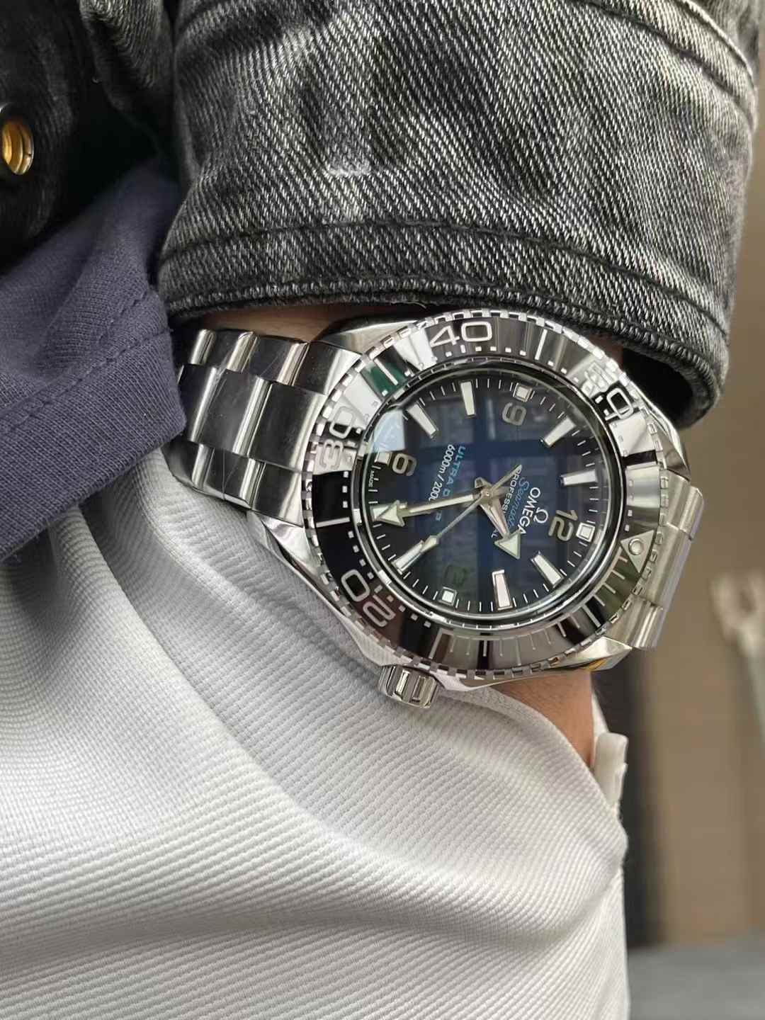 VR real shooting of the Seahorse - Rolex and Omega are like BMW and Mercedes-Benz in the automotive industry. In any niche market, there are products that are in direct competition. For instance, the well-known Submariner has a Seahorse as its competitor,