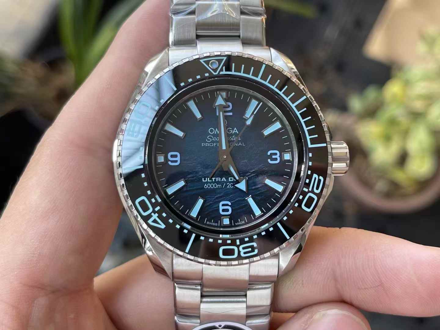 VR real shooting of the Seahorse - Rolex and Omega are like BMW and Mercedes-Benz in the automotive industry. In any niche market, there are products that are in direct competition. For instance, the well-known Submariner has a Seahorse as its competitor,