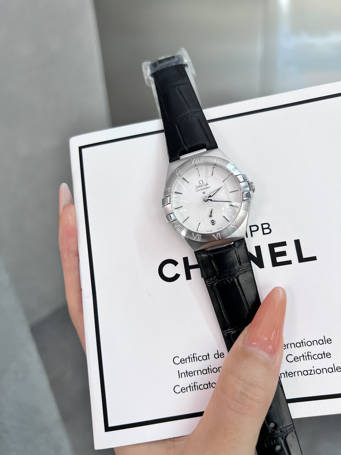 White 280 gold 300 diamonds ?30
New Omega Constellation collection
The timeless and charming design of the Omega Constellation collection is reflected in the classic half-moon-shaped facets at both ends of the case and the "claws". The bezels at the top o