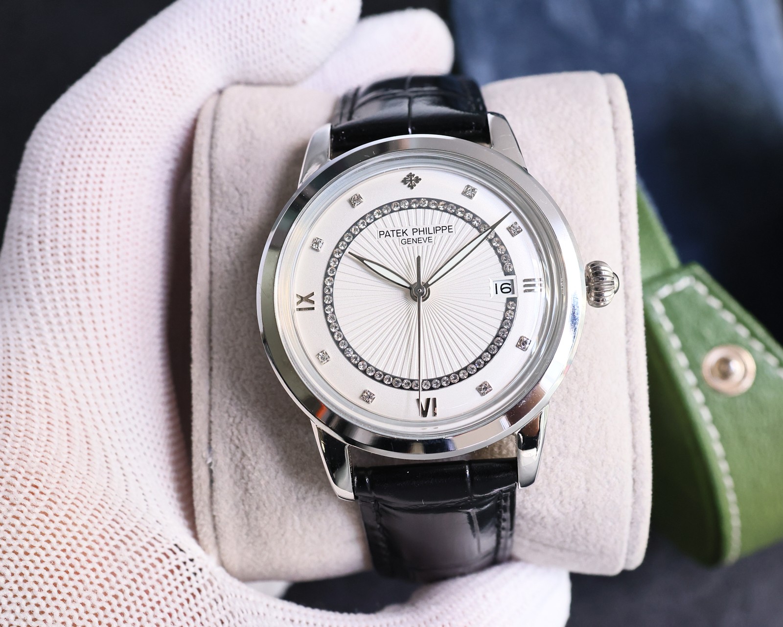 White 1200 gold 1250
?? OMEGA -OMEGA hot new style, Omega new 3D pot lid, it took 12 months to build Swarlow crystal brick! Ultra-thin men's automatic mechanical watch, with imported original 9015? movement, 28,800 vibrations per hour, zero repair ? quali