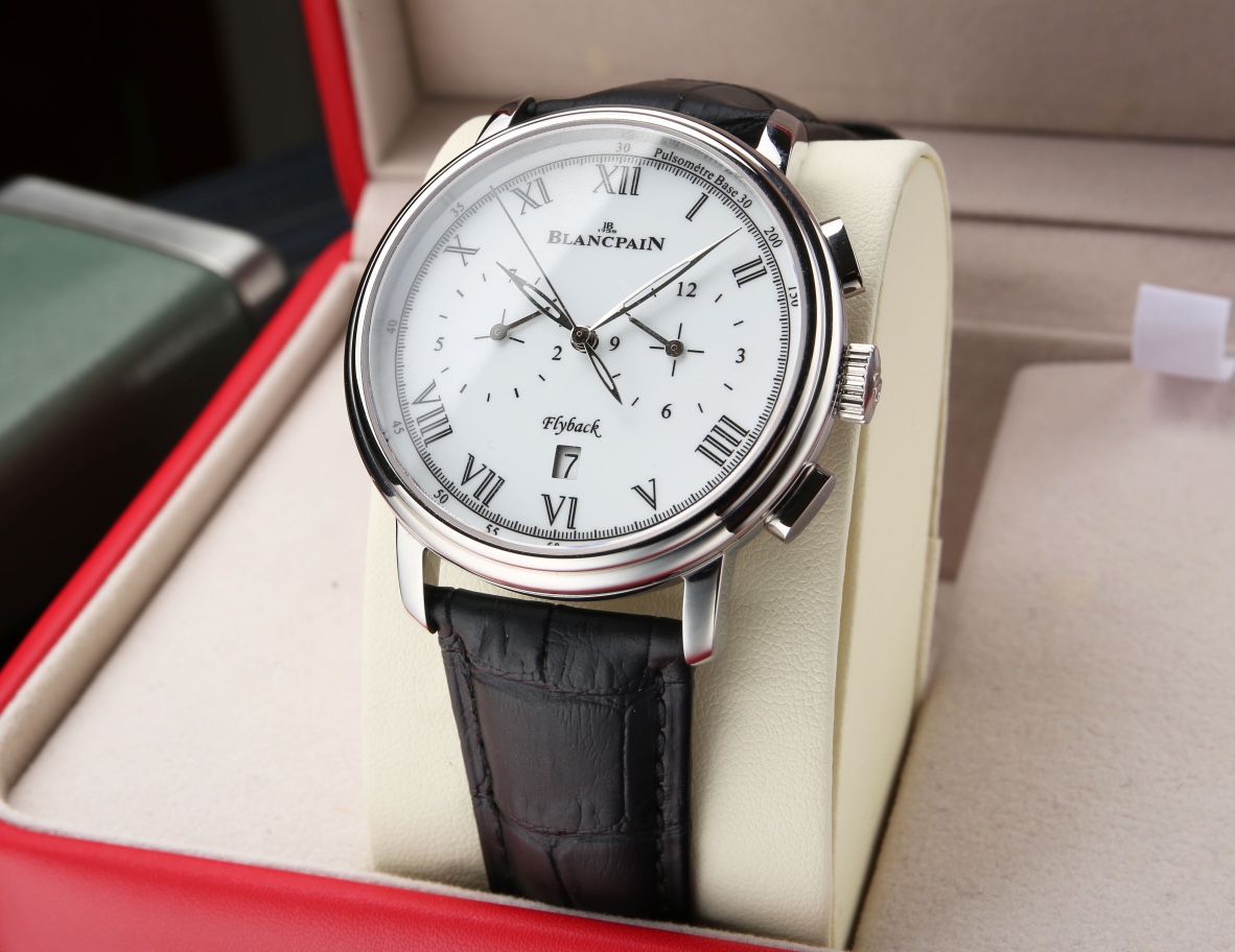 White 1300. Gold ?50.
BLANCPAIN originated from 1735-- the creator of the classic timepiece, the same style in the counter, the ultimate beauty! This watch is equipped with an imported super-stable mechanical movement (model: 9100, frequency: 28800Hz), mo