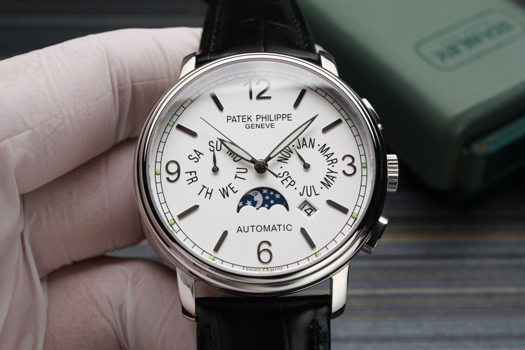 White 1300. Gold Rose 1350.
Patek Philippe has launched a new moon phase multi-functional mechanical watch. This watch is equipped with the imported super-stable 9100 mechanical movement. It is a watch that combines the functions of month, day of the week