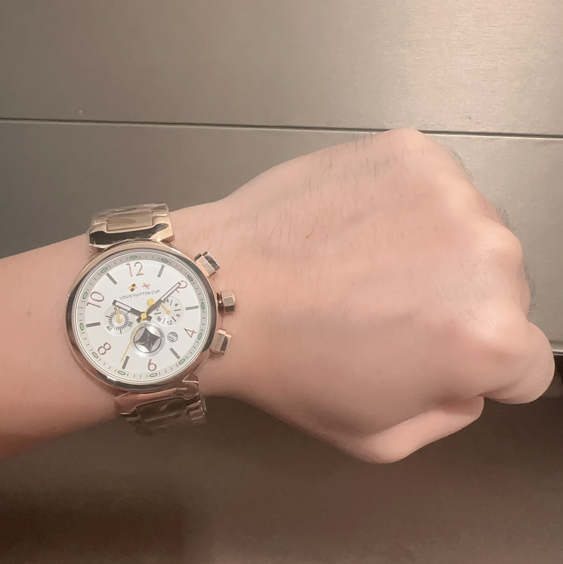 290 ??
Louis Vuitton, the perfect embodiment of luxury and grandeur with exquisite watchmaking, extraordinary appearance and exceptional craftsmanship, carefully crafted 40mm case, exquisite craftsmanship and unique design. With excellent construction, le