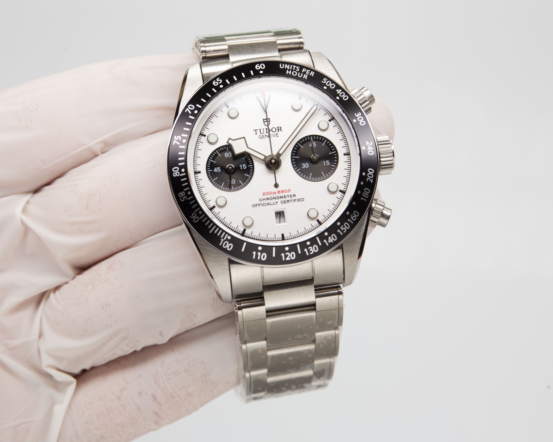 White 1500. Gold ?50.
TUDOR Black Bay Chrono steel watch! ?? The dial is perfectly symmetrical with fine engravings, and the texture and beauty are enhanced! Made of matte and polished 316L steel! ?? 41MM in diameter! The arched dial is a perfect 1:1 repl