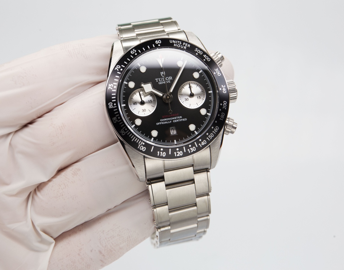 White 1500. Gold ?50.
TUDOR Black Bay Chrono steel watch! ?? The dial is perfectly symmetrical with fine engravings, and the texture and beauty are enhanced! Made of matte and polished 316L steel! ?? 41MM in diameter! The arched dial is a perfect 1:1 repl