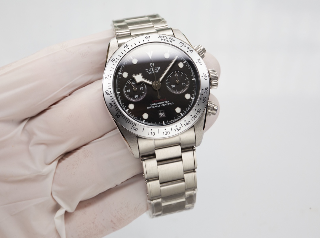 White 1500. Gold ?50.
TUDOR Black Bay Chrono steel watch! ?? The dial is perfectly symmetrical with fine engravings, and the texture and beauty are enhanced! Made of matte and polished 316L steel! ?? 41MM in diameter! The arched dial is a perfect 1:1 repl