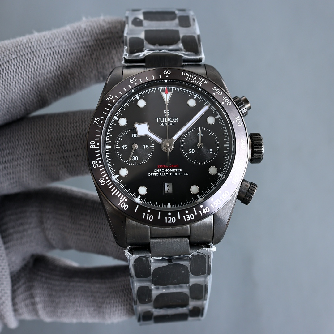 White 1550 gold 1600
TWFactory, the latest Black Bay Chrono from Tudor in stainless steel!
1 ? The case is made of brushed and polished 316L steel!
2 ? 41MM in diameter!
3 ? The arched dial is full of retro charm, a one-to-one perfect reproduction!
4 ? Eq