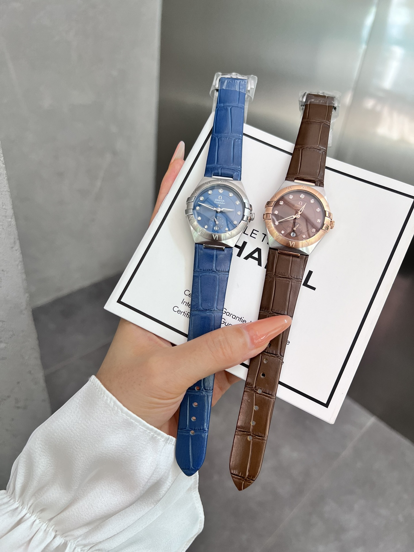 White 280 gold 300 diamonds ?30
New Omega Constellation collection
The timeless and charming design of the Omega Constellation collection is reflected in the classic half-moon-shaped facets at both ends of the case and the "claws". The bezels at the top o