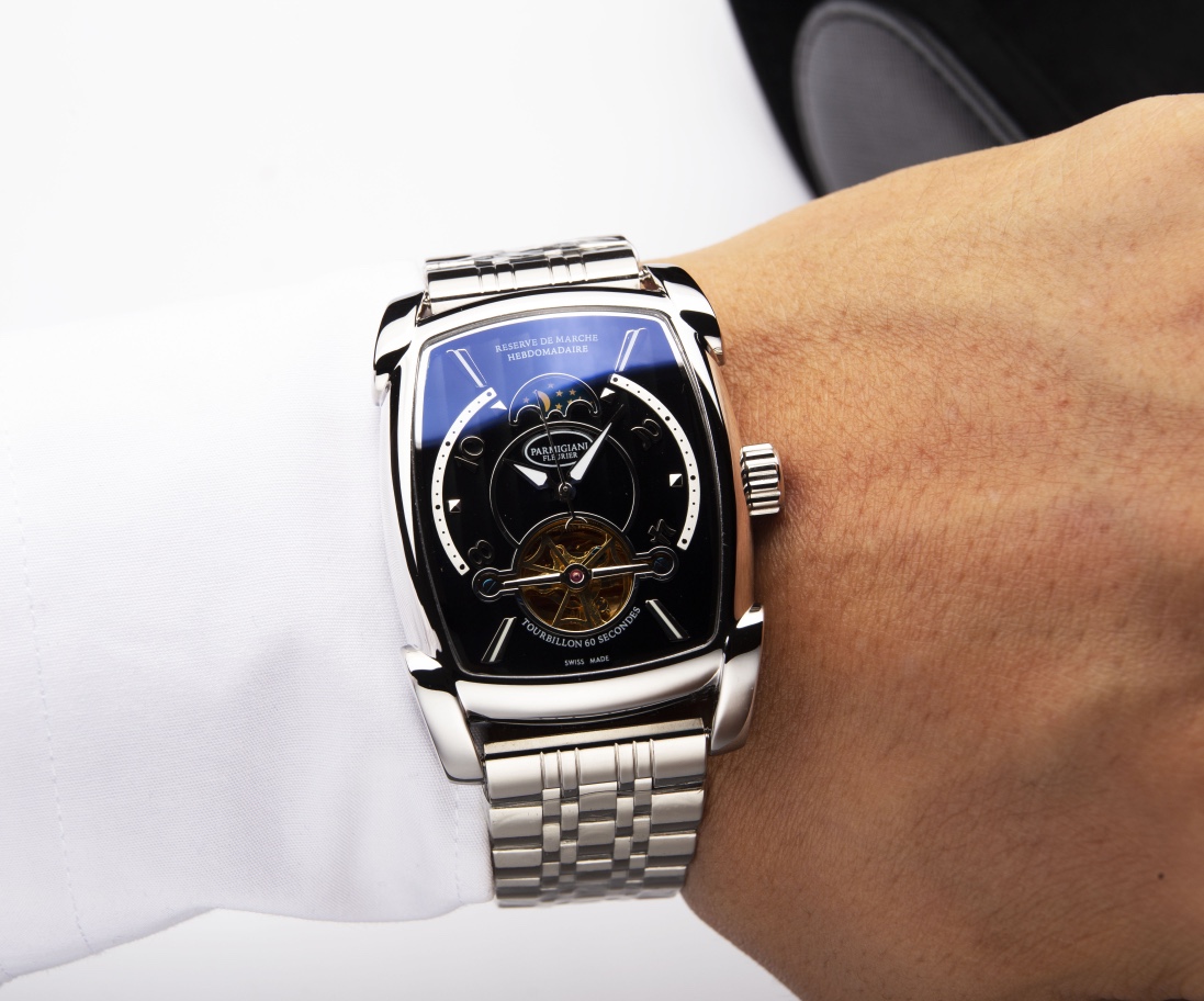 White steel 560. Gold ?20. Belt ?20.
?????? Classic reborn - PARMIGIANI Parmigiani Fang Heng collection men's watch
[Type] : Formal men 's watch (Business Fit)
[Movement] : Fully automatic mechanical movement (Shanghai Jinji, more stable timekeeping)
?? M