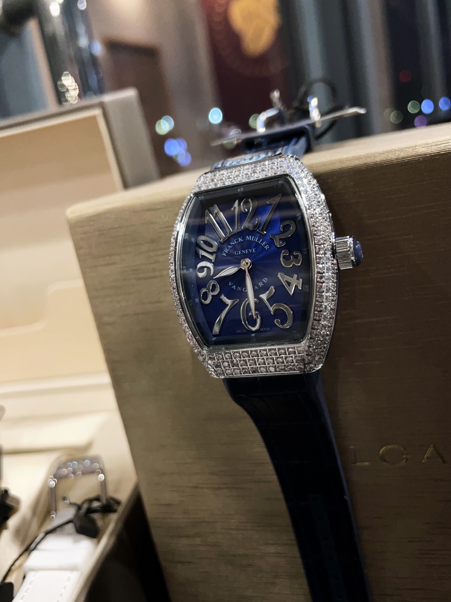 ?? 300
Franker Muller_ Franker Muller_ V32 cask series Luxury diamond-encrusted classic numerals with rubber true leather strap diamond-encrusted buttons Imported movement Vacuum electroplated bright, more durable wardrobe multiple styles The overall desi