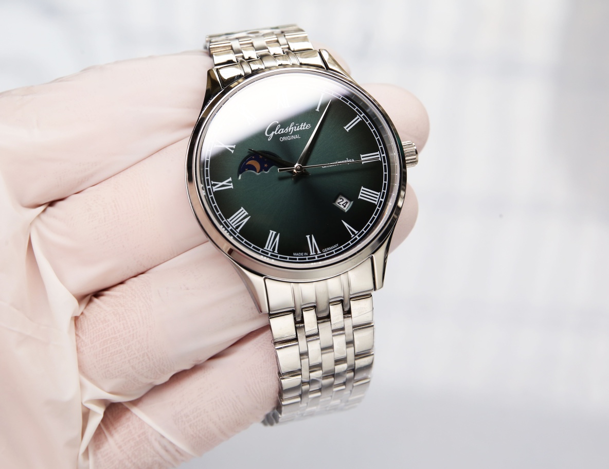 White steel :660. Gold ?20. (5 ?? waterproof, swimmable ??!)