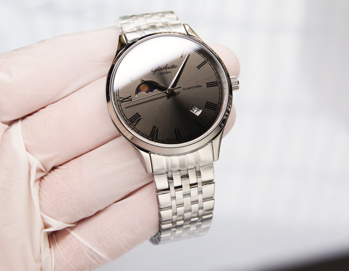 White steel :660. Gold ?20. (Water resistance 5 degrees, swimming ??!)
Glashutte, Sun Moon Stars series, with custom original imported 8217 movement (0 rework 0 after-sales), 24 hours/true moon phase display, 4/5-digit date display. Double sapphire crysta