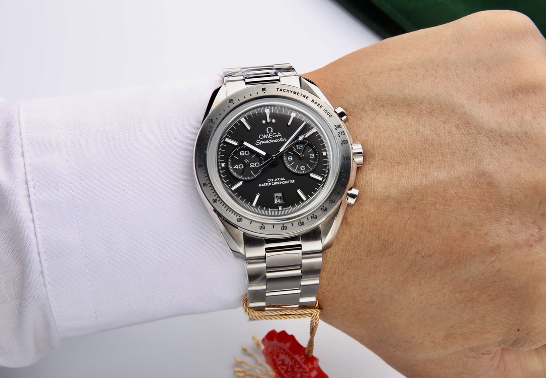 White steel 670.
New Omega Speedmaster collection watches are released.
The watch features a 42mm stainless steel case and a 904L bracelet with a black ceramic bezel ring.
Original mold replication, paired with imported mechanical automatic movement, trul