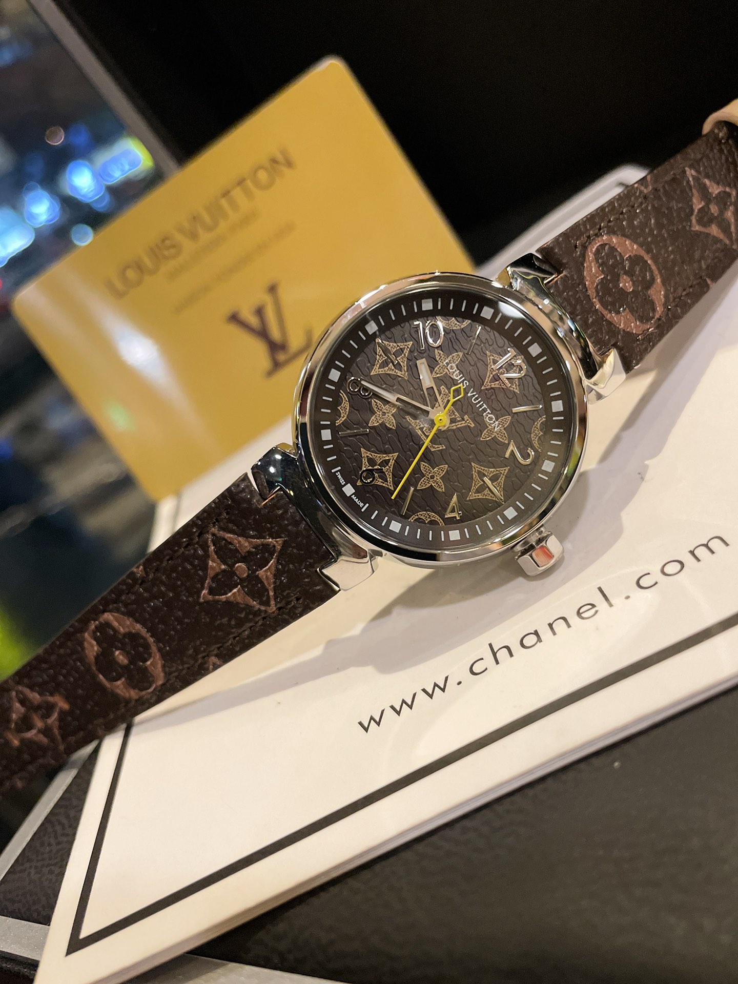 ?? 300
Iv Louis Vuitton vintage watches are so nice The older I get, the more I like classic styles! This watch is the classic Iv. The case and strap are both classic monogram, low-key and elegant. The back of the watch is the letter logo. The most exquis
