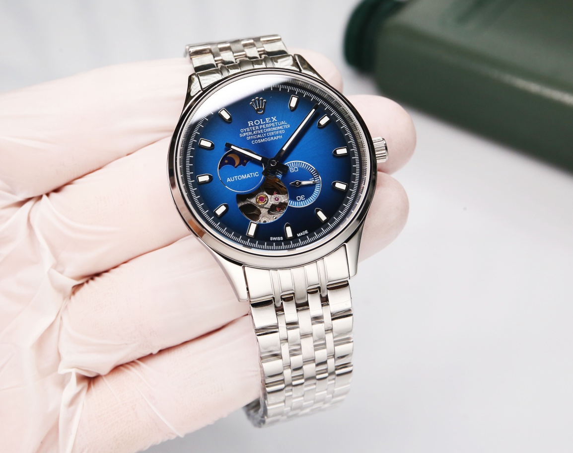 White Steel 700. Gold ?20. (Water resistance 5 ??, swimming ??)