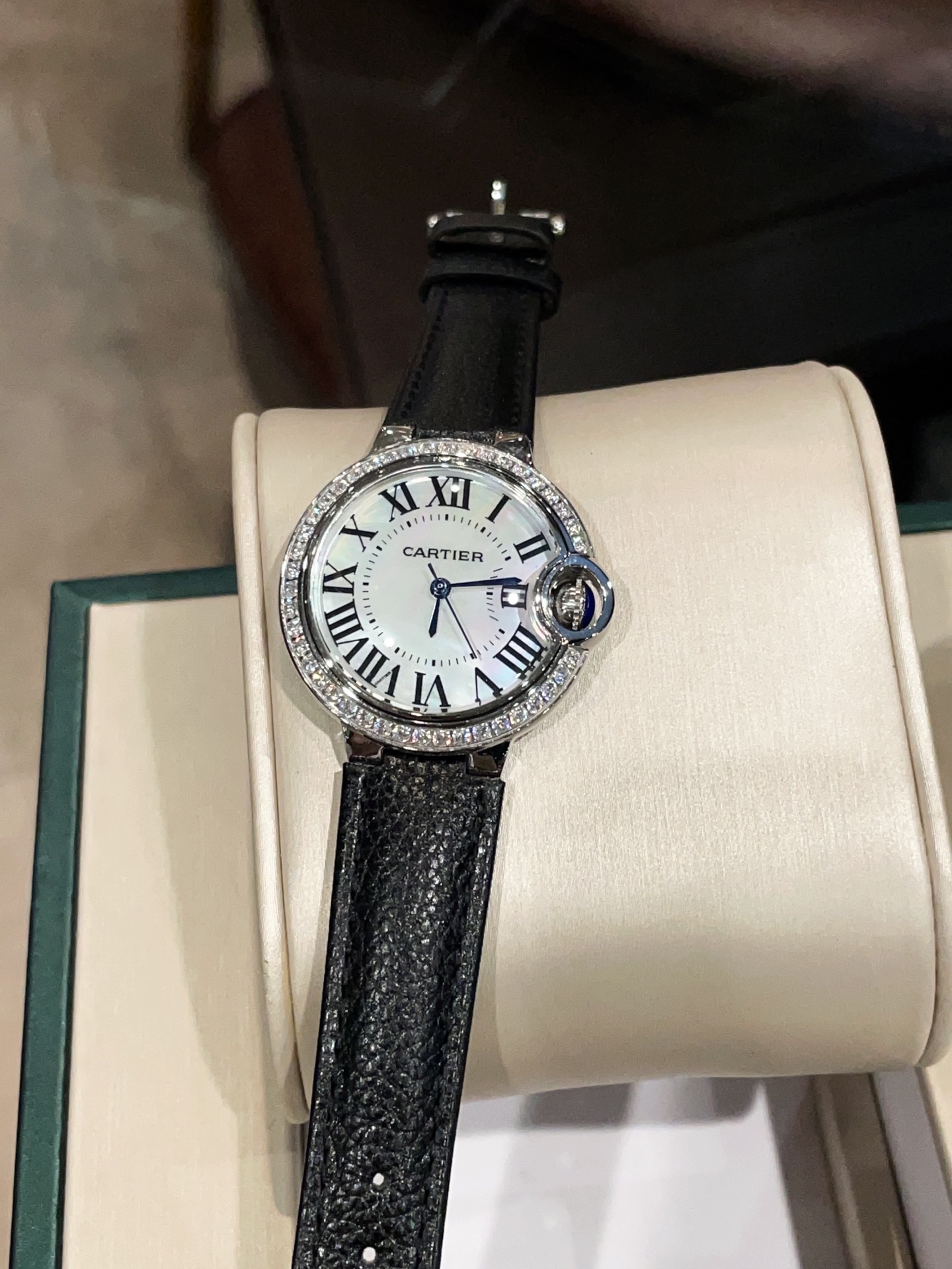 ?? 300
Cartier /33mm Swiss machine fisheye glass pin buckle
Cartier Ballon Bleu, exquisite 33mm quartz watch, traditional three-hand design, starry sky running time flow, special craftsmanship diamond setting, personality perfect match fish-eye glass, Swi