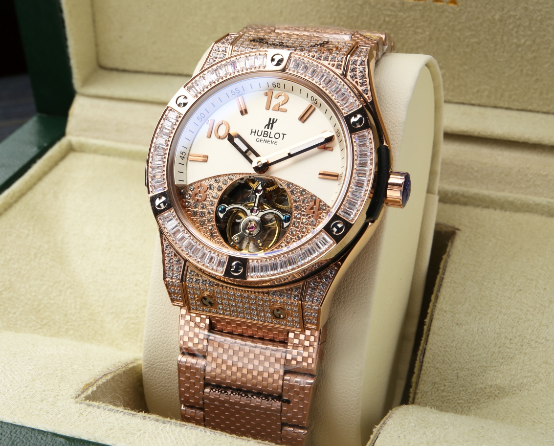 White steel 700. Gold ?20.
?? latest release - Tourbillon
The classic checkered case is even more distinctive when paired with a checkered dial
Brand: HUBLOT
Type: Men's automatic mechanical watch
Strap: Imported leather strap, steel strap (comfortable an