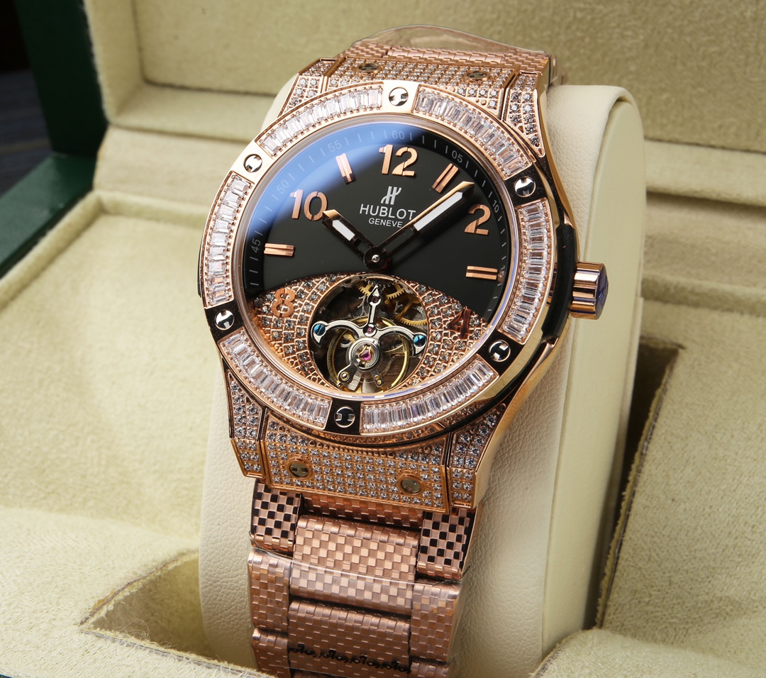 White steel 700. Gold ?20.
?? latest release - Tourbillon
The classic checkered case is even more distinctive when paired with a checkered dial
Brand: HUBLOT
Type: Men's automatic mechanical watch
Strap: Imported leather strap, steel strap (comfortable an