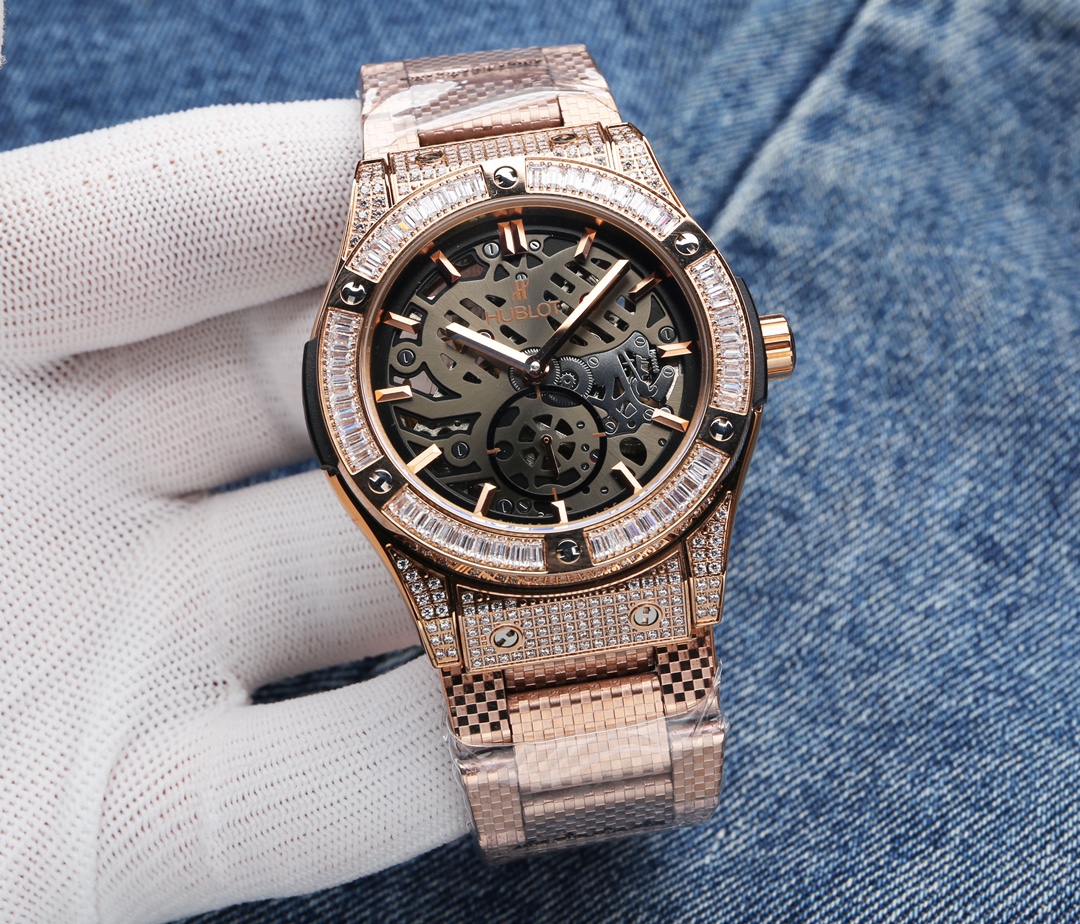 White steel 720. Gold ?20.
Hublot Big Bang collection True Tourbillon Square Diamond Edition, full diamond case - diamond face, equipped with automatic tourbillon movement, 44mm diameter, absolutely hard, electroplated blue film crystal, natural leather r