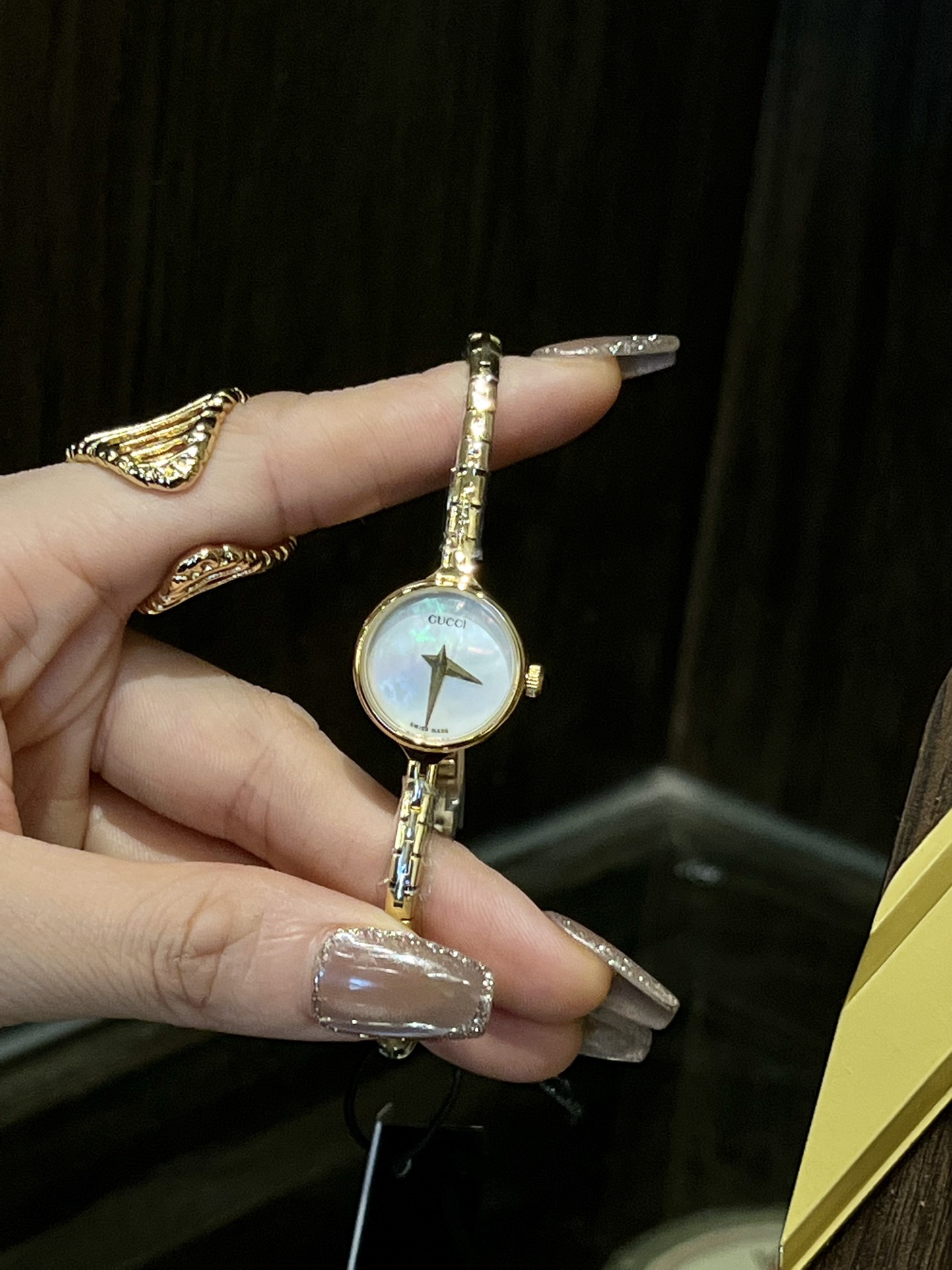 ?? 300
gucci bought from a Japanese second-hand store! Extremely ladylike. Paired with an extremely simple dial, it has no other function except to record the time, and it is simple to remember the simple life. Fashion is a cycle, and the ones that are in