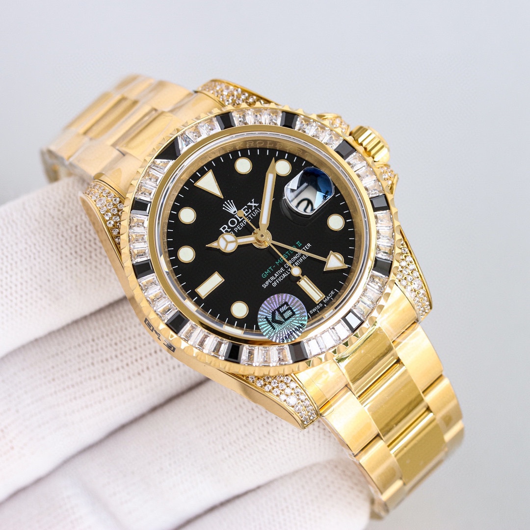 White steel 1200 Gold 1300
Rolex GMT II rear diamond-encrusted custom Edition! It's the ultimate choice for luxury glitter and classic trendiness! [Case] The watch is 40mm in size. Each diamond/colored gemstone is from Austria (the birthplace of Swarovski