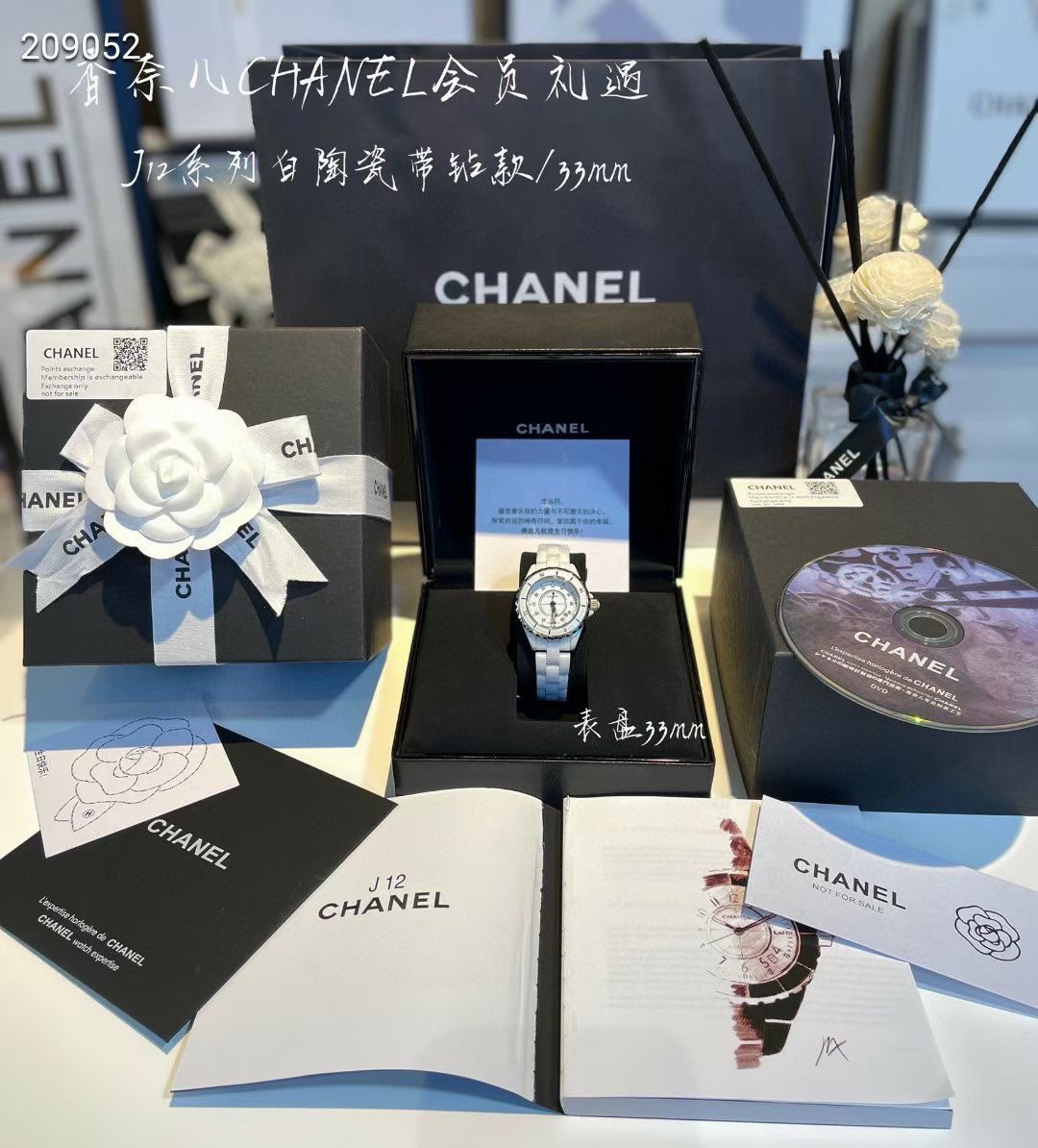 ??300 Chanel Classic J12 Ceramic collection
Fashion works that have been popular in the watch industry for a long time
The classic J12 with the feminine charm of a gentle and refined style
Size: 33/38 (with diamonds/numerals)