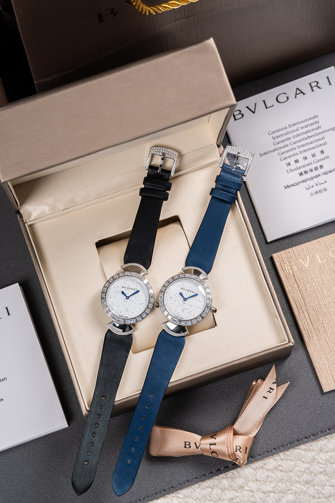 White square diamonds 550, gold square diamonds 580, full face diamonds plus 100.
New Bulgari style! The case is set with two options: eight hearts and eight arrows round stones and T-shaped strip diamonds.
Luxurious quality. Made from Italian calfskin, s