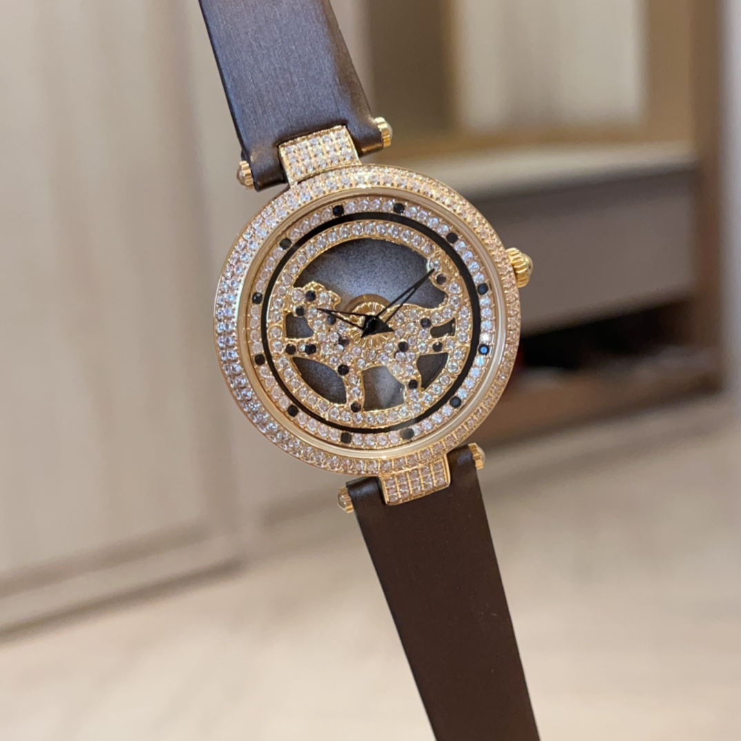 ??300, gold and white
Cartier Walking leopard, upgraded all-steel case set with Swarovski diamonds, wrist swing 360 degrees perfectly, with the most brilliant silk strap, scratch-resistant glass, imported quartz movement, full design, striking, 36mm