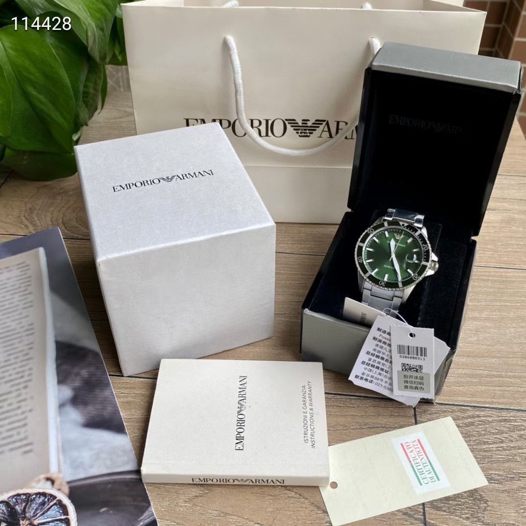??300. Armani Quartz men 's watch, new counter style! AR11338, the trendiest two-tone bezel with unidirectional rotation, with willow-leaf-shaped hands design, the hour markers and hands with super luminous effect, simple and elegant overall, wavy case ba