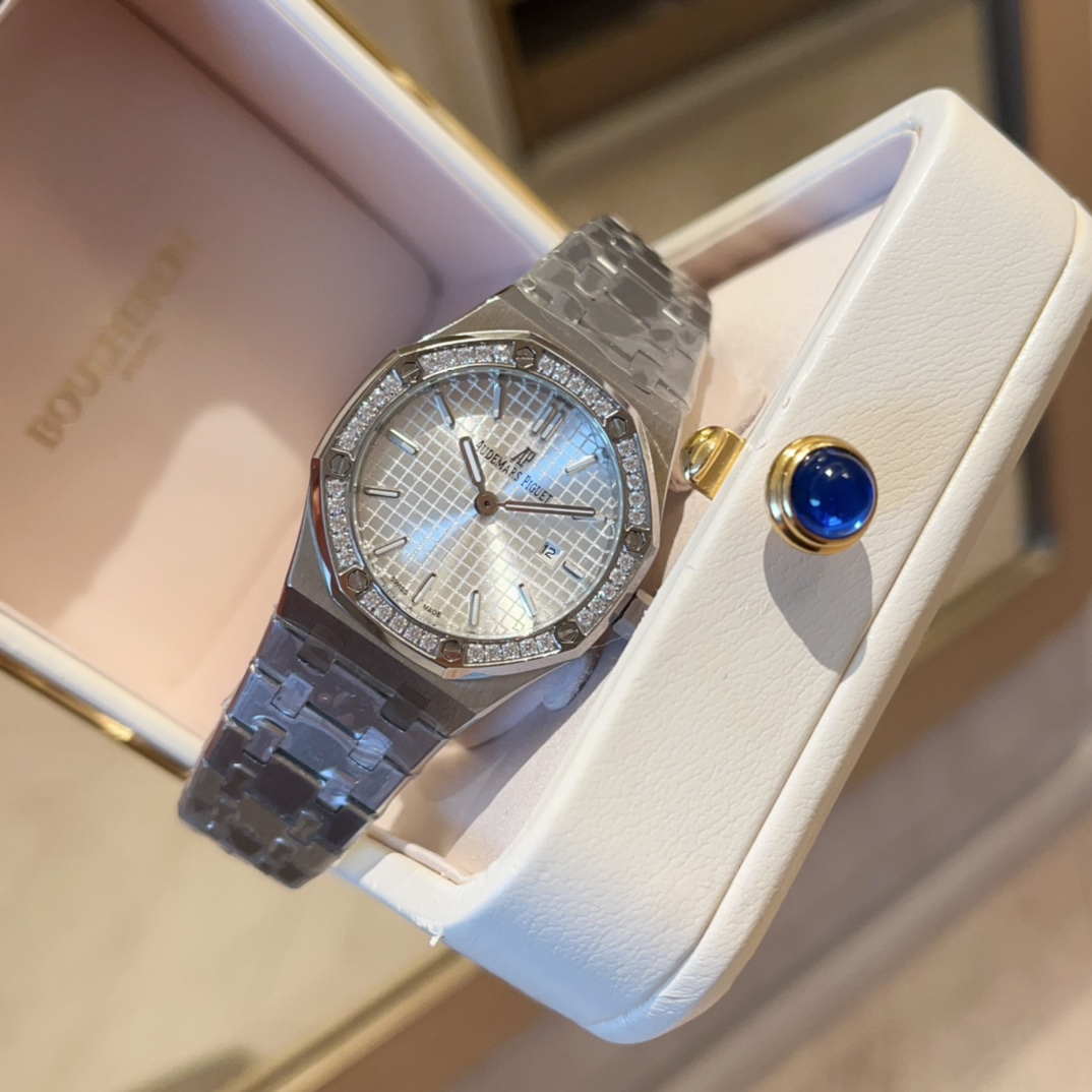 ?? White 280 gold 300 diamonds ?20
AP- The case is made of stainless steel with mineral anti-scratch glass with high strength and scratch resistance. The bezel has a light ring and a diamond ring ~ as per personal preference - hand-set and machine-set wit