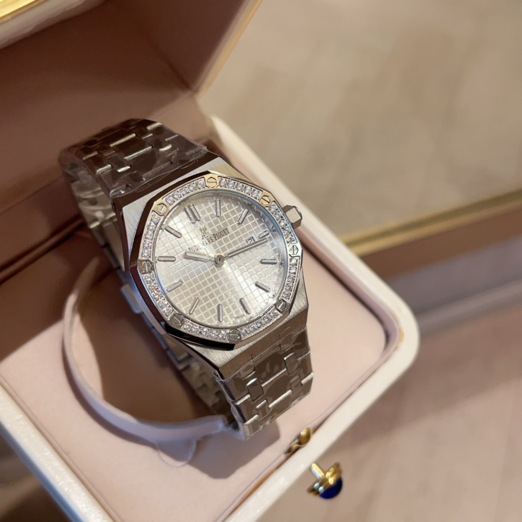 ?? White 280 gold 300 diamonds ?20
AP- The case is made of stainless steel with mineral anti-scratch glass with high strength and scratch resistance. The bezel has a light ring and a diamond ring ~ as per personal preference - hand-set and machine-set wit