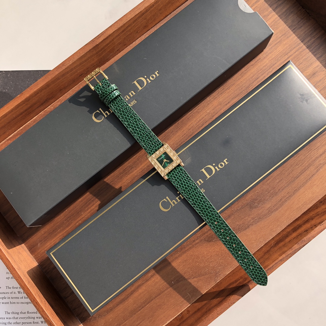 ?? 300
Dior quartz small square, classic diamond-patterned pumpkin collection.
The bezel, inspired by Dior's classic diamond-patterned design, is exquisitely crafted. The 19??19 size can be described as a small square. A rare Dior square plate, an importe
